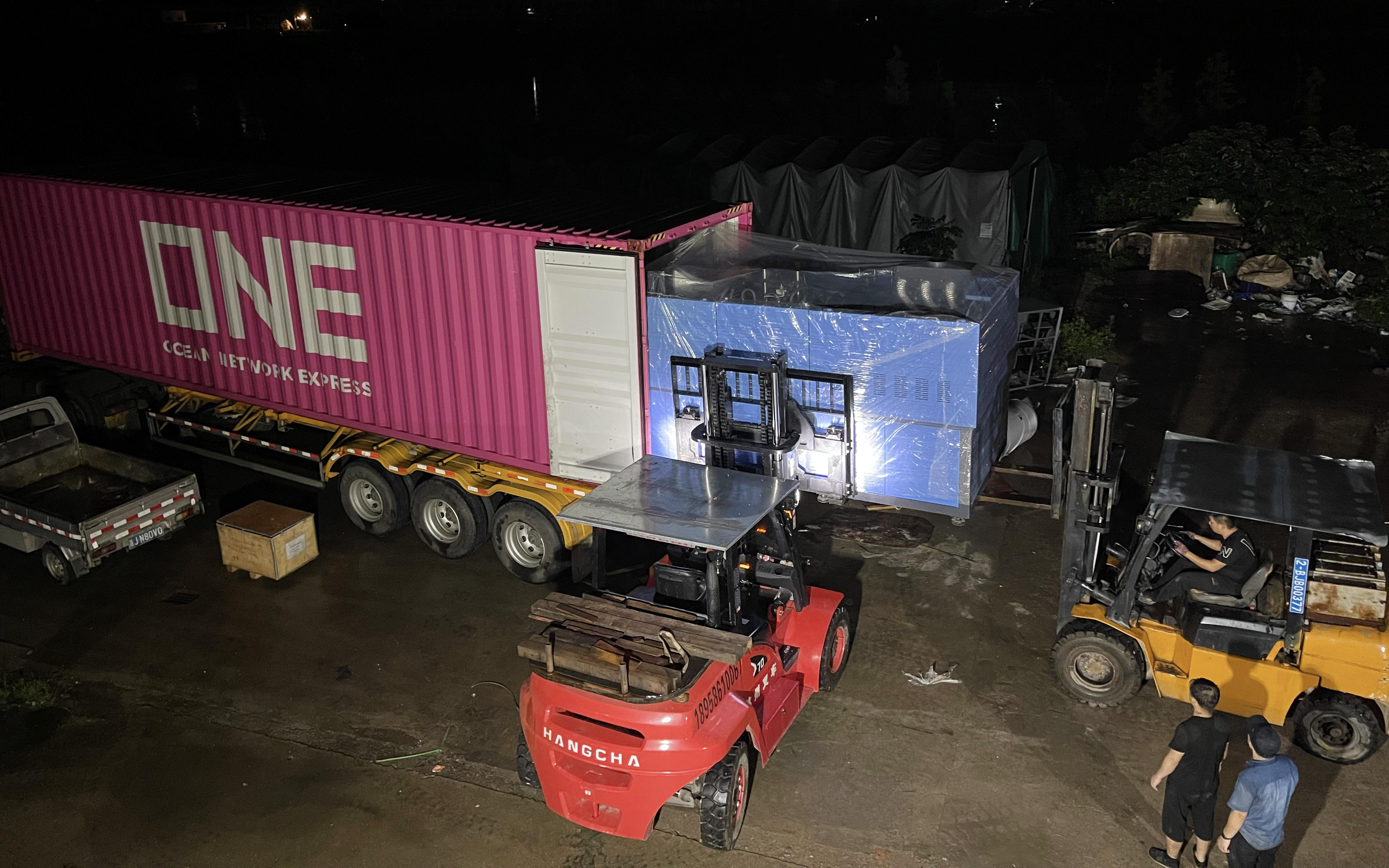 6 chamber bottle Blowing machine packed to Senegal